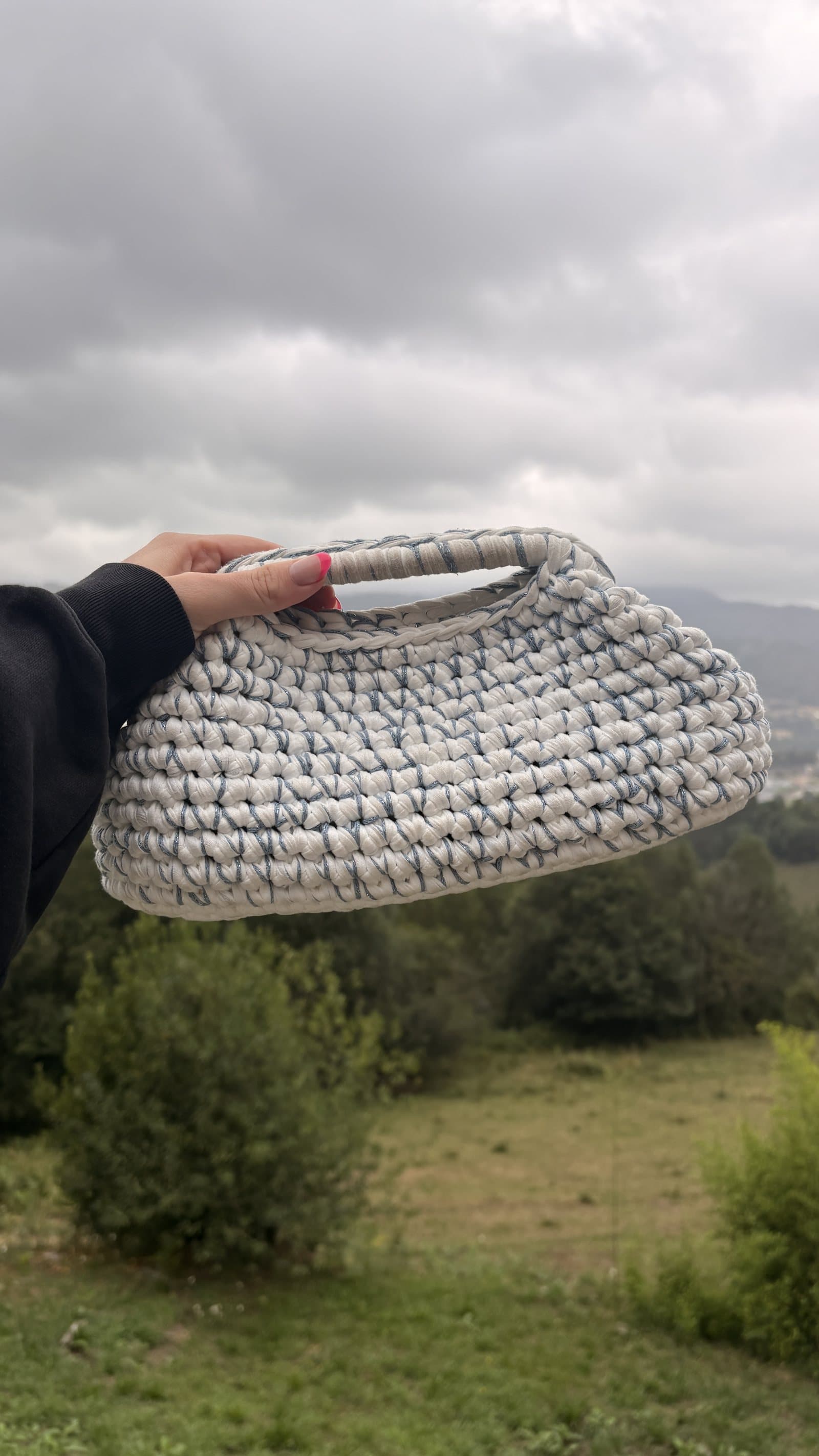 Bolso Jars en tono crudo sobre un paisaje de montaña