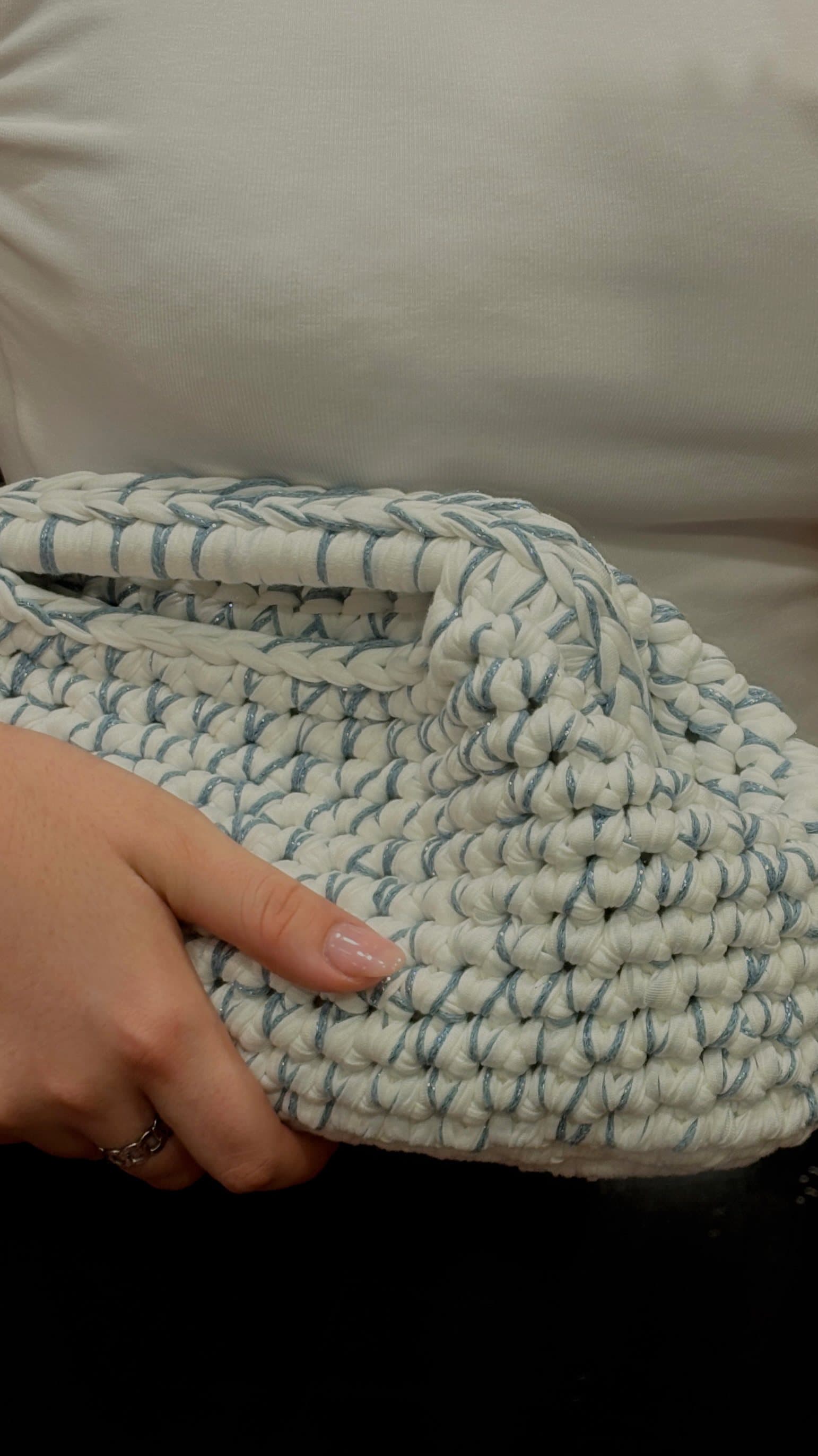 Detalle del tejido de un bolso Jars en tono crudo