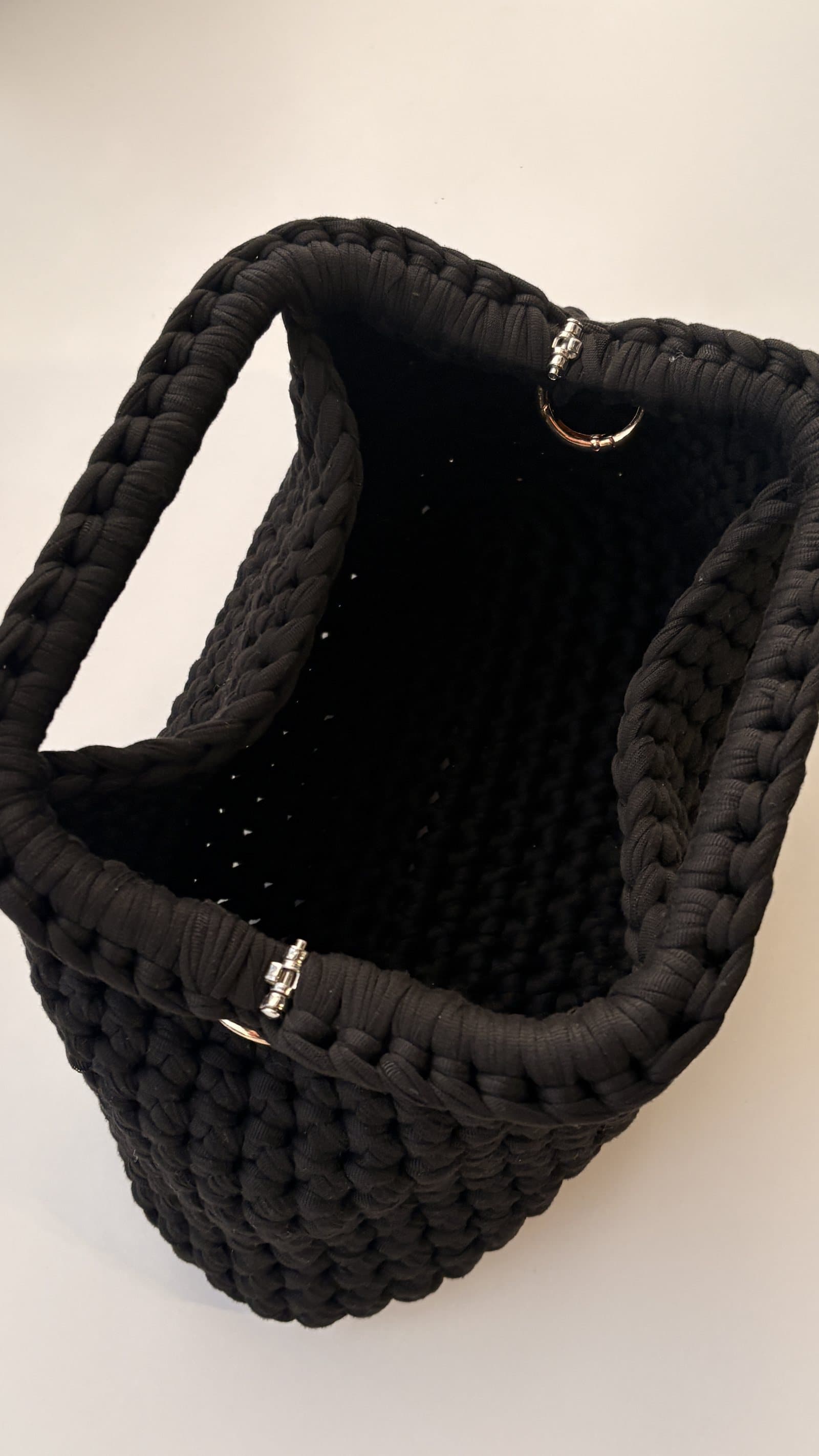 Detalle del tejido de un bolso Jars en negro