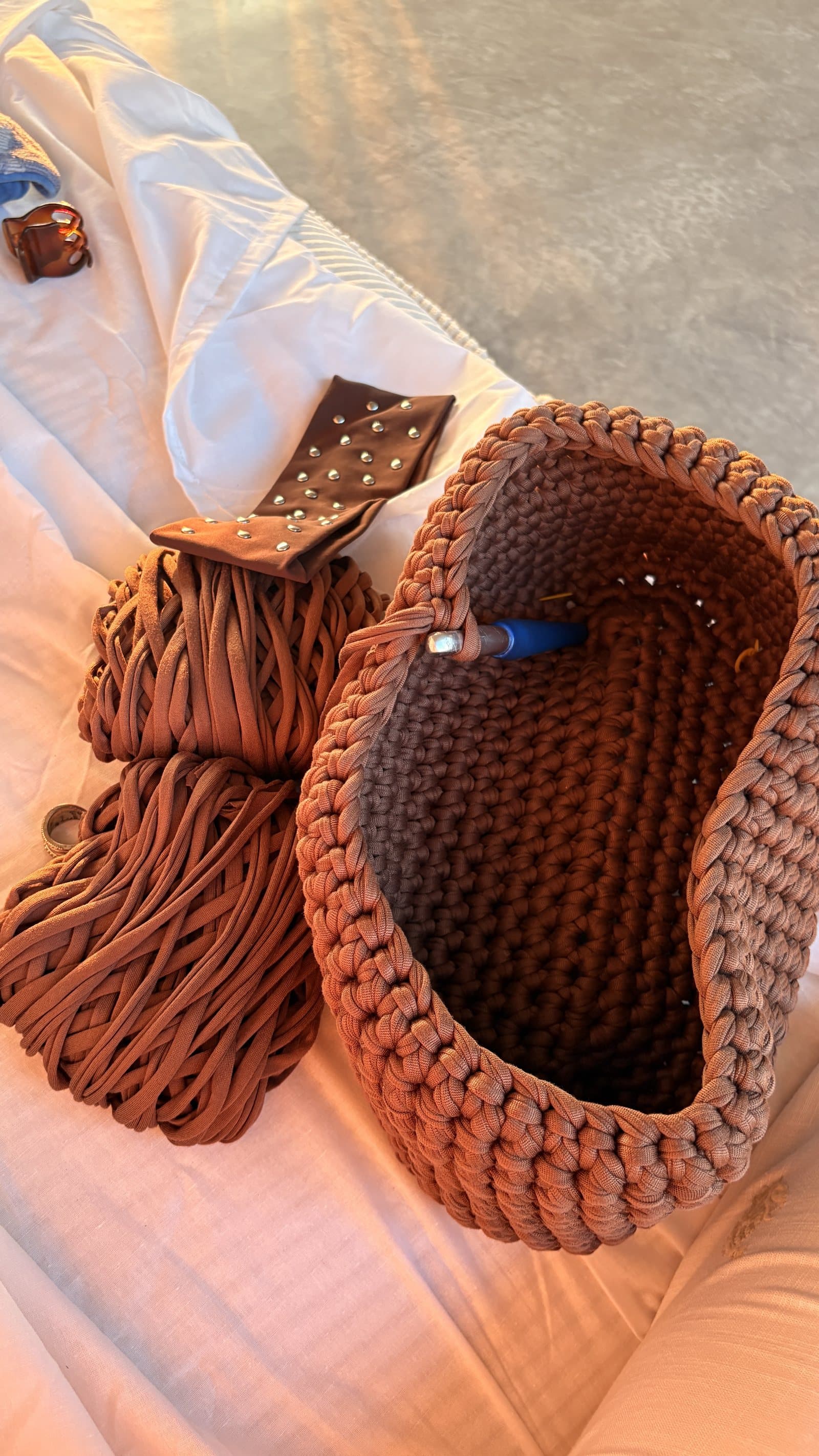 Ovillos de trapillo y herramientas de crochet
